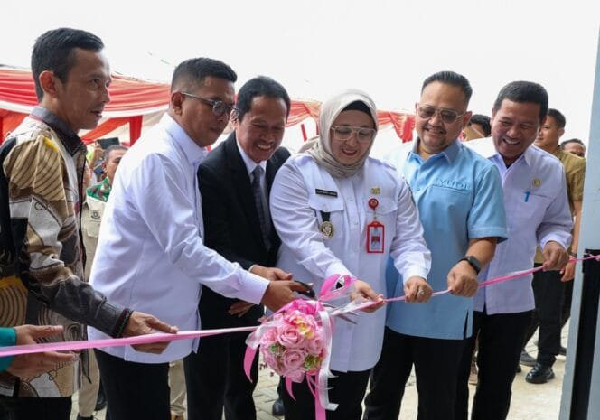 Gubernur Banten Andra Soni beserta Wakil Bupati Tangerang Intan dan stake holder meresmikan SMKN 15 Kabupaten Tangerang. (ist)