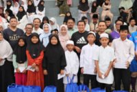 Bupati Tangerang Moch Maesyal Rasyid pto bersama dengan anak yatim