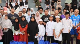 Bupati Tangerang Moch Maesyal Rasyid pto bersama dengan anak yatim