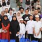 Bupati Tangerang Moch Maesyal Rasyid pto bersama dengan anak yatim