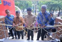 Wali Kota Tangerang, H. Sachrudin saat menggunting pita dia acara presmian Perpustakaan Daerah Kota Tangerang