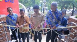 Wali Kota Tangerang, H. Sachrudin saat menggunting pita dia acara presmian Perpustakaan Daerah Kota Tangerang