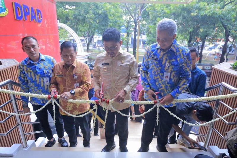 Wali Kota Tangerang, H. Sachrudin saat menggunting pita dia acara presmian Perpustakaan Daerah Kota Tangerang